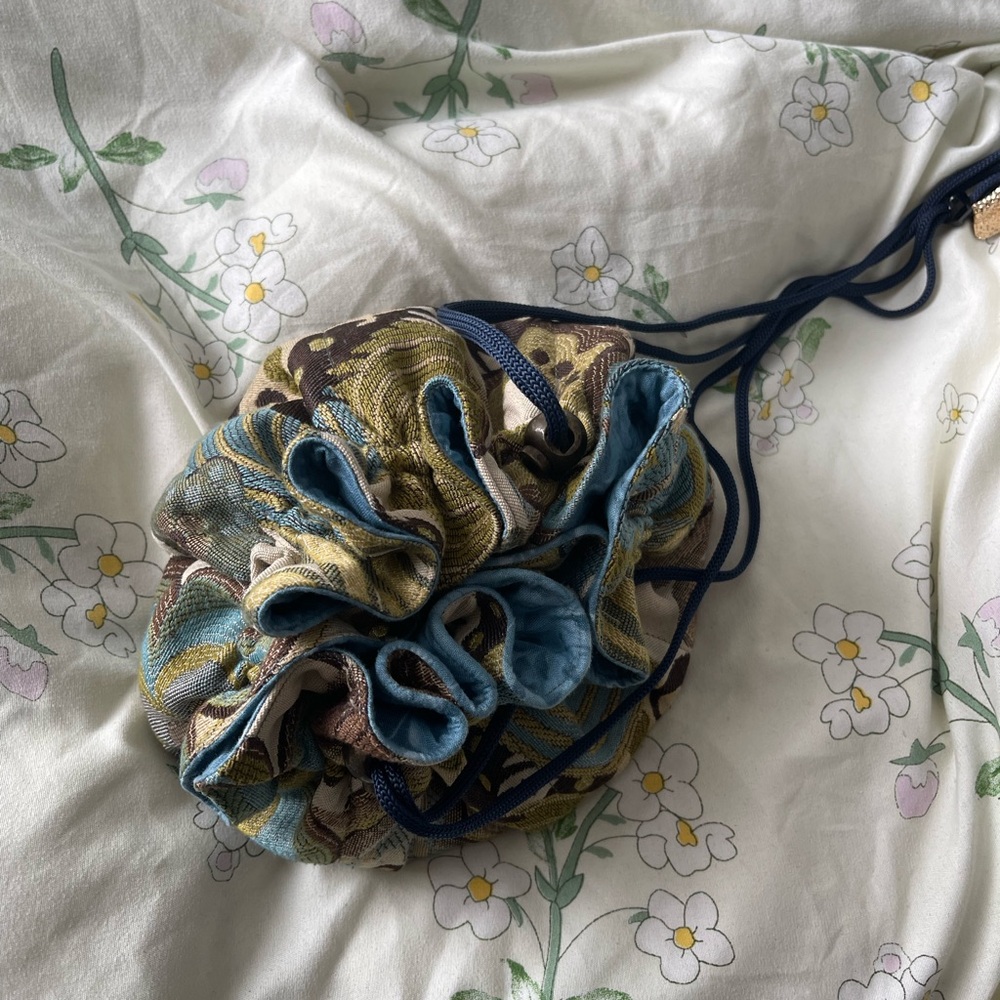 Elegant Multicolor Drawstring Pouch - Picture 2 of 4